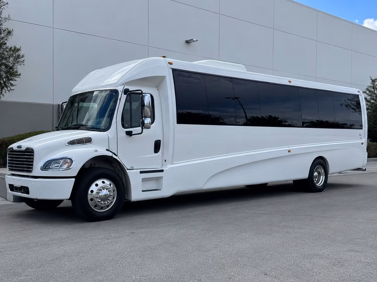 Syracuse Birthday, Sweet 16, & Quinceañera Transportation party bus exterior